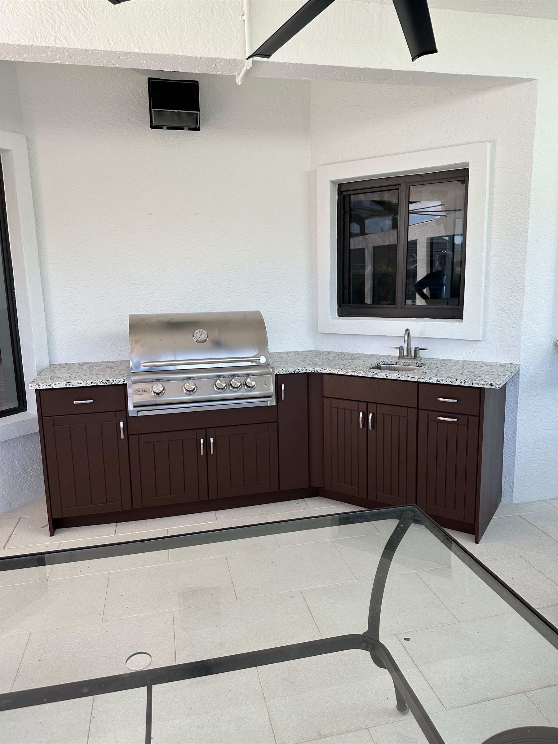 Mocha Brown outdoor kitchen with Miami door style